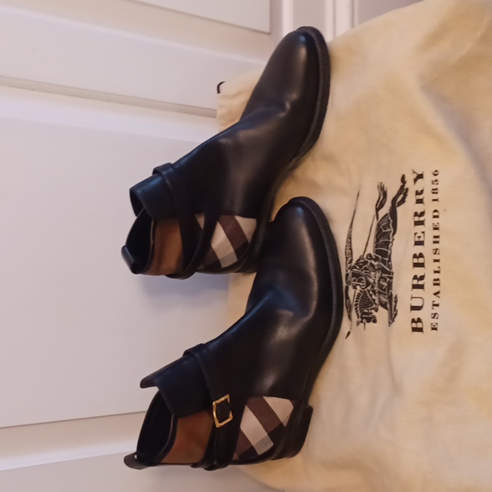 Burberry Size 37 Black Leather House Check Ankle Boots